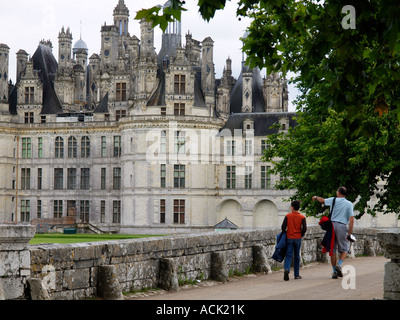 Touristen zu Fuß durch den Park am Chateau de Chambord Schloss zeigte auf der prächtigen Schornsteine Loire Frankreich Stockfoto