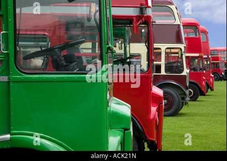 Oldtimer Doppeldecker-Busse in Folge Stockfoto