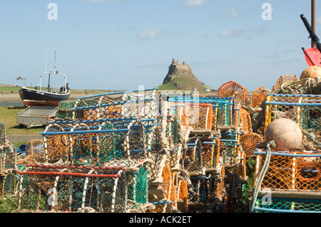 Lokalen Fishermans Hummer Töpfe und Lindisfarne Castle in Ferne, Lindisfarne, Northumberland, UK Stockfoto