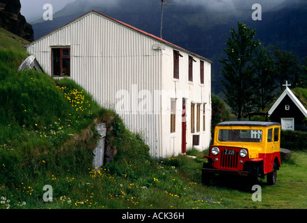 Nupsstadur der Hof der Kirche und ihre 4 x 4 Stockfoto