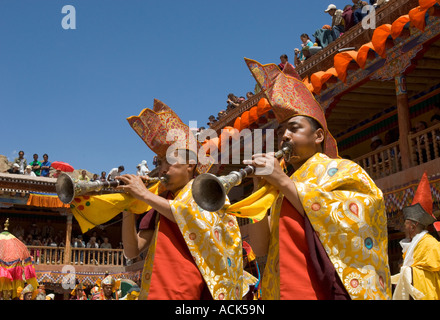 Indien Himalaya Jammu und Kaschmir Ladakh Dorf Hemis Hemis Festival Prozession im Kloster Hof Mönche Musiker mit m Stockfoto