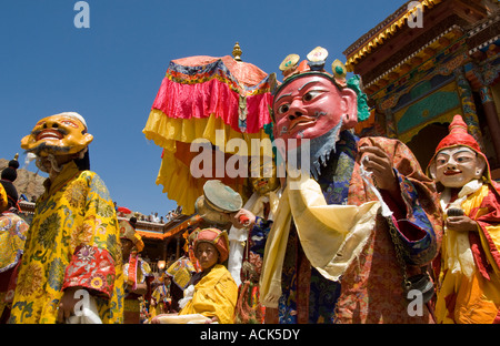 Indien Himalaya Jammu und Kaschmir Ladakh Dorf Hemis Hemis Festival Prozession im Kloster-Innenhof-Gruppe von Mönchen in vollem Umfang Stockfoto