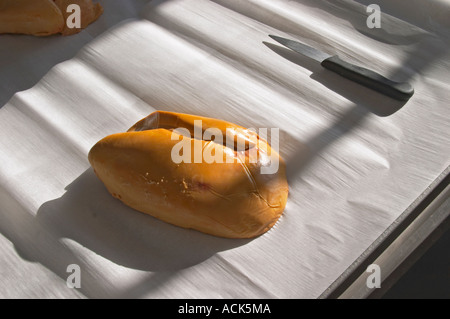 Wie erstelle ich Leberpastete Entenleber (Serie von Bildern): eine Entenleber und Filetieren Messer ist am Arbeitsplatz vorbereitet. Ferme de Stockfoto