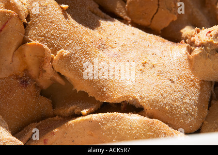 Wie erstelle ich Leberpastete Entenleber (Serie von Bildern): eine Mischung aus Salz, Zucker und Pfeffer bestreut ist auf die Entenleber Stockfoto