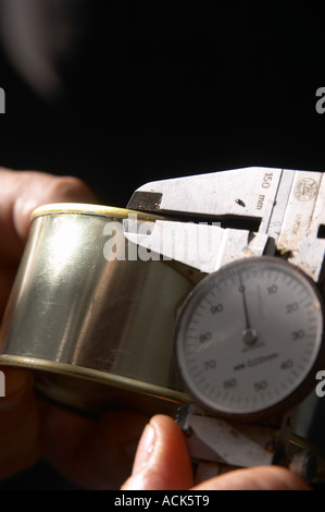 Wie Gänseleber Entenleber (Serie von Bildern) zu machen: eine Blechdose konservieren wird gemessen mit einem Mikro-Meter zu prüfen, ob die Dose Stockfoto