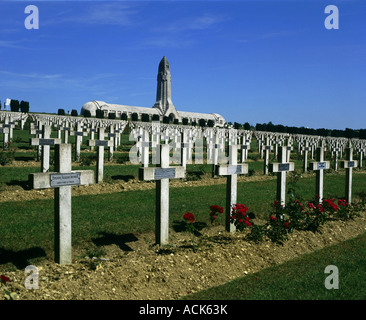 Geographie / Reisen, Frankreich, Verdun, Nationalfriedhof von Ehre, Leuchtturm, Gräber, Beinhaus von Douaumont, L'Ossuaire de Douaum Stockfoto