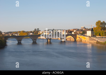 Die Brücke über den Fluss Dordogne und der alten Stadt Bergerac in der Morgensonne. Bergerac Dordogne Frankreich Stockfoto