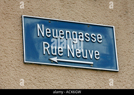 Zweisprachiges Straßenschild Biel Bienne Schweiz Europa Stockfoto