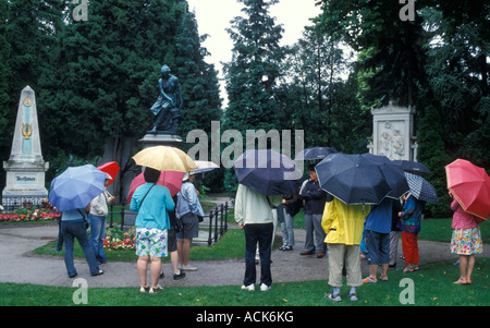 Touristen an den berühmten Gräbern des Friedhofs der Zentralfriedhof in Wien Stockfoto