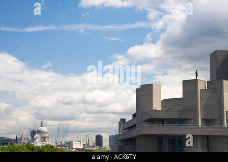 Antony Gormley Skulptur Figuren auf das Nationaltheater mit St Pauls Cathedral im Hintergrund "Event Horizon" London Southbank Stockfoto