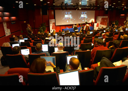 Das Auditorium Amphi Amphitheater mit Konferenz Teilnehmer Delegierten Publikum alle mit Laptops mit WLAN plaudern und kommentieren die Debatte online, Bildschirme und Laptops, die verstreut in den Raum, auf der Les Blog-Konferenz in Paris Dezember 2005 über Bloggen, neue Medien und Internet-Strategie verbunden Stockfoto