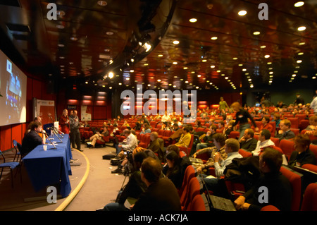 Das Auditorium Amphi Amphitheater mit Konferenz Teilnehmer Delegierten Publikum alle mit Laptops mit WLAN plaudern und kommentieren die Debatte online, Bildschirme und Laptops, die verstreut in den Raum, auf der Les Blog-Konferenz in Paris Dezember 2005 über Bloggen, neue Medien und Internet-Strategie verbunden Stockfoto