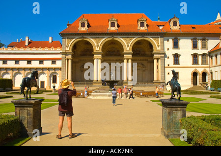 Touristen, die mit dem Fotografieren in Valdstejnska Zahrada Garten in Mala Strana Viertel in Prag Tschechische Republik EU Stockfoto