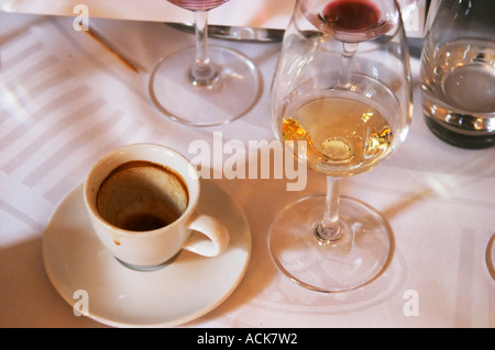 Nach einem luxuriösen Mittagessen Abendessen: leere Gläser Wein und eine fertige Tasse Kaffee auf einer Leinen Tischdecke auf die gastronomischen Restaurant Maceo in Paris Stockfoto