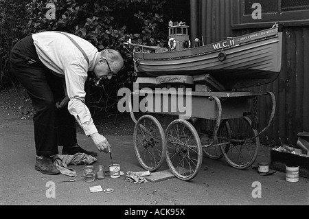 Hobby-Modellboot am Serpentine Lake, Hyde Park im Zentrum von London England der 1968 1960er Jahre England Großbritannien HOMER SYKES Stockfoto