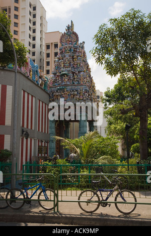 Verziertes Gopuram-Äußeres mit farbenfrohen Hindu-Götter auf dem Sri Veeramakaliamman Tempel, der der Göttin Kali Little India Singapore gewidmet ist Stockfoto