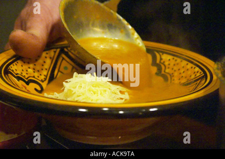 Provenzalische Soupe de Poisson de Roche, Rock-Fischsuppe mit geriebenem Käse in einer Schüssel serviert wird serviert oft mit Rouille Knoblauch Stockfoto