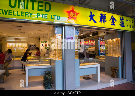 Goldschmied-Shop mit Kunden im Inneren und Schmuck auf dem Display in ethnischen Viertel der Stadt wenig Indien Singapur Stockfoto