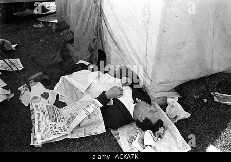 Betrunkener Mann 1970s UK. Zu viel zu trinken, als dass er es ausschlafen konnte, hat er getrunken. Das Derby Horse Race, Epsom Downs Surrey England 1970. HOMER SYKES Stockfoto