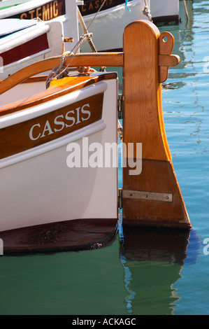 Im Hafen von Cassis Dorf.  Ein traditionelles Boot mit hölzernen Ruder gekennzeichnet mit dem Namen Cassis. Weiß lackiert. Cass Stockfoto