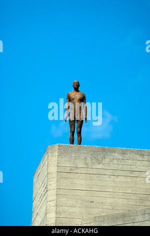 Eine der Figuren von Antony Gormley Ereignishorizont Installation auf das National Theatre South Bank London Stockfoto