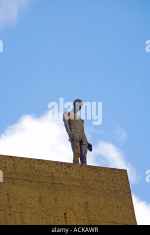 Eine der Figuren von Antony Gormley Ereignishorizont Installation auf der Hayward Gallery South Bank London suchen depressiv Stockfoto