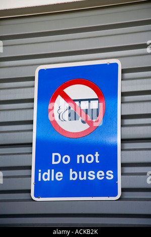 Tun nicht im Leerlauf Busse blau Umwelt Warnschild am Busparkplatz Wand Abgase reduzieren Emissionen blau rot weiss Stockfoto