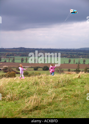 Kinder Drachen steigen Stockfoto