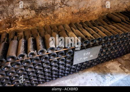 Stapel von alten Flaschen Altern im Keller, rouge rot 1986 schloss Vannieres (Vannières) La Cadiere (Cadière) d ' Azur Bandol Var Cote d ' Azur Frankreich Stockfoto