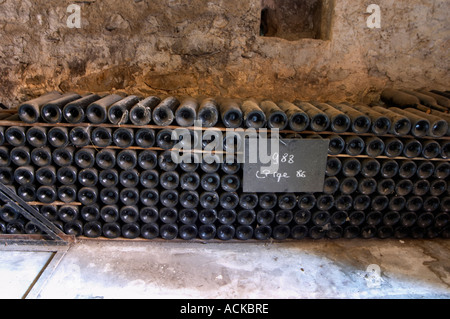 Stapel von alten Flaschen Altern im Keller, rouge rot 1986 schloss Vannieres (Vannières) La Cadiere (Cadière) d ' Azur Bandol Var Cote d ' Azur Frankreich Stockfoto