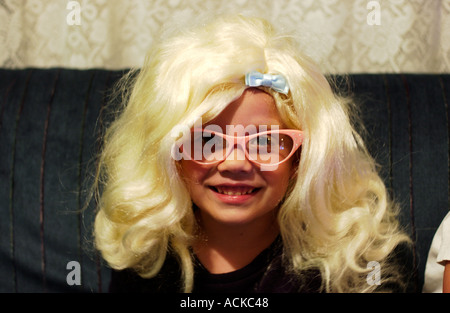 5 Jahre alter Junge mit Perücke und rosa Brille Stockfoto