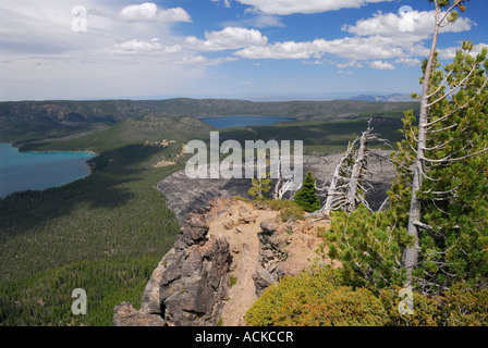 Ansicht der Lavastrom an Paulina und Osten Seen von Rim Newberry Krater Caldera Cascade Mountains Newberry Crater National Volcanic Monument Oregon USA Stockfoto