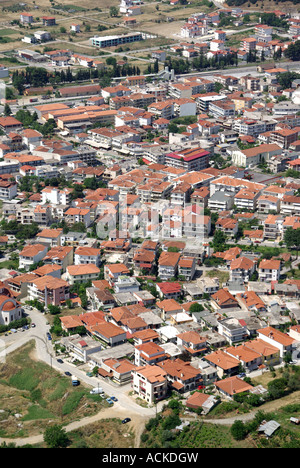 Luftbild von oben nach unten schaut auf Dächern von Kalambaka gateway Stadt nach Meteora Bereich rock Pinnacles & Klöster Festland Griechenland Stockfoto