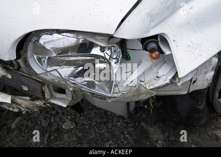 Bis eines beschädigten Scheinwerfer am Auto vorne schließen nach einem Verkehrsunfall / Unfall Stockfoto