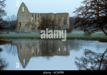 Newark Priory & Fluss Wey, Pyrford, Ripley, Surrey, UK Stockfoto