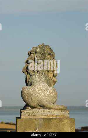 Einen steinernen Löwen blickt auf das Meer auf der Esplanade in Cowes, Isle Of Wight. Stockfoto