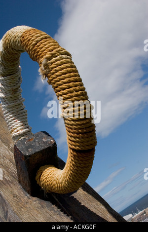 Anker Eisenring & Post verpackt oder in Schlagsahne Seil & Knoten an MacDuff Hafen, Aberdeenshire, Schottland, UK abgedeckt Stockfoto