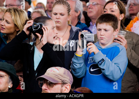 Jungen und Mädchen Videoing und zu fotografieren, live-Musik-Konzert in Irland Stockfoto