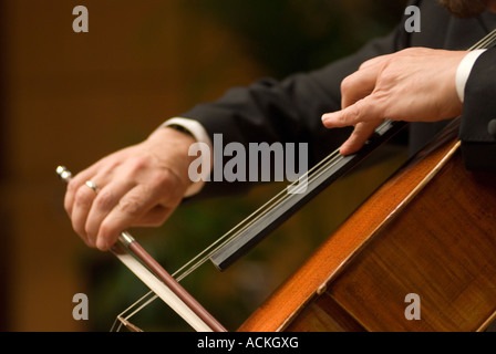 Nahaufnahme der Musiker Hände Cellospiel Kaul Auditorium Portland Oregon Stockfoto