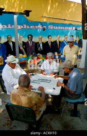 Pensionierte Männer spielen Domino in Little Havanna-Miami Stockfoto