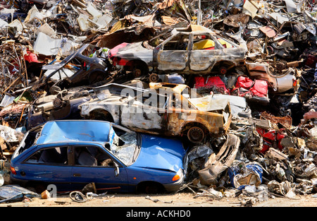 Großen Haufen Altmetall einschließlich Autos bereit für das recycling Stockfoto