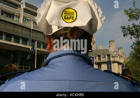 Ein Azubi Krankenschwester auf einer Kundgebung gegen Änderungen in der NHS mit einer Kampagne Aufkleber auf ihrem Hut, Westminster, London, Großbritannien, Mai 2006 Stockfoto