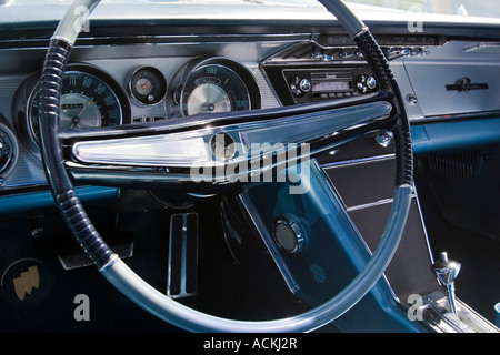 Armaturenbrett und Lenkrad eines blauen 1963 Buick Riviera Oldtimer Stockfoto