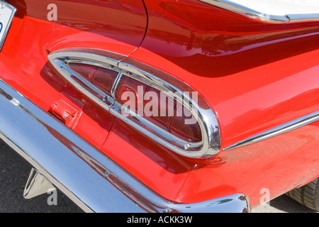 Flossen und Rücklicht auf der Rückseite einen roten und weißen Chevrolet El Camino-Oldtimer auf einer Automesse Stockfoto