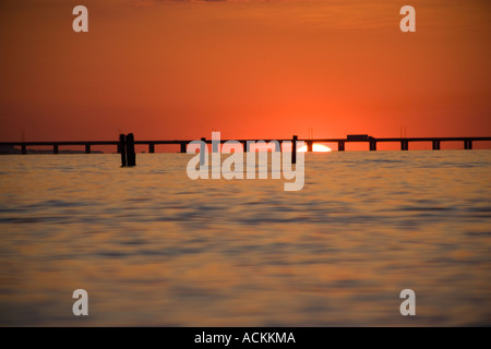 Sonnenuntergang am Lynnhaven Inlet Virginia Beach VA Chesapeake Bay Bridge Tunnel im Hintergrund Stockfoto