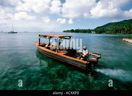 Tauchboot verlassen dock Truk Lagoon Chuuk Föderierte Staaten von Mikronesien Stockfoto