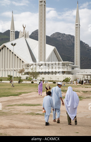 Familie nähert sich Shah Faisal Moschee in Islamabad, Pakistan Stockfoto