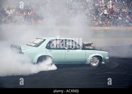 Australischen Holden Torana Auto Burnout durchführen Stockfoto