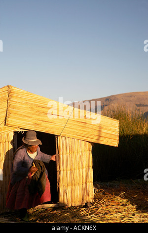 Mann vor Haus aus Stroh, schwimmenden Inseln, Puno Stockfoto