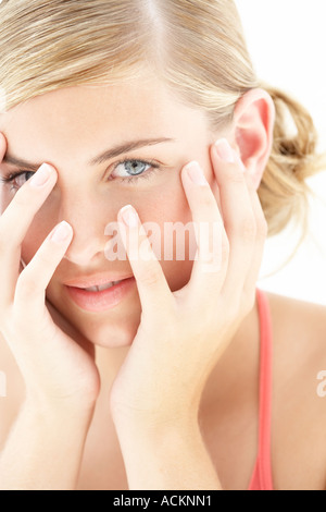 Eine junge Frau deckt ihr Gesicht Nahaufnahme Stockfoto